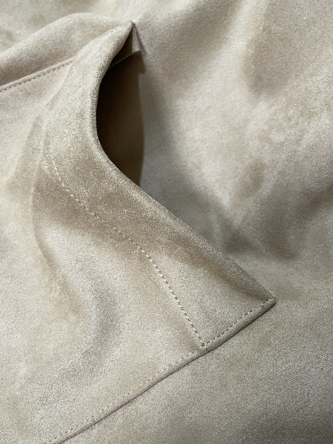 26春夏新款路易麂皮绒夹克，甄选意大利进口麂皮面料，表面呈现细腻绒感肌理，指尖抚过是软糯亲肤的温润触感，