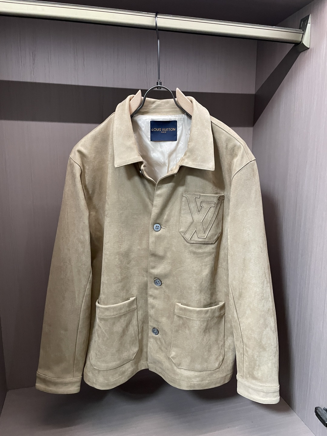 26春夏新款路易麂皮绒夹克，甄选意大利进口麂皮面料，表面呈现细腻绒感肌理，指尖抚过是软糯亲肤的温润触感，