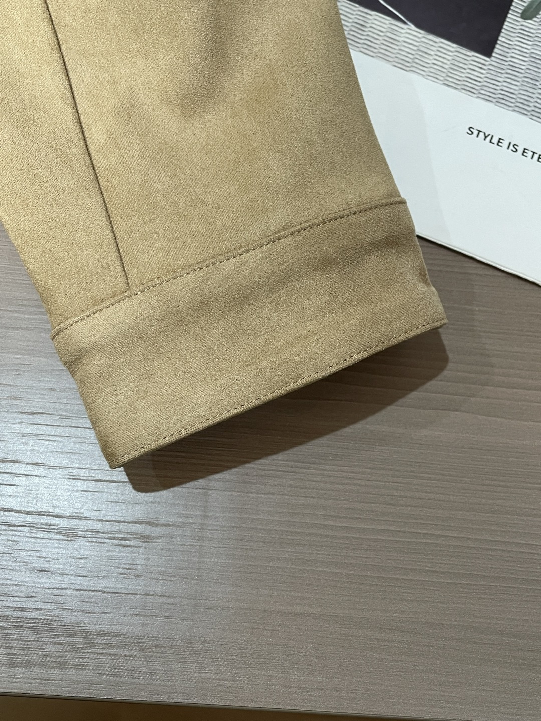 26春夏新款路易麂皮绒夹克，甄选意大利进口麂皮面料，表面呈现细腻绒感肌理，指尖抚过是软糯亲肤的温润触感，