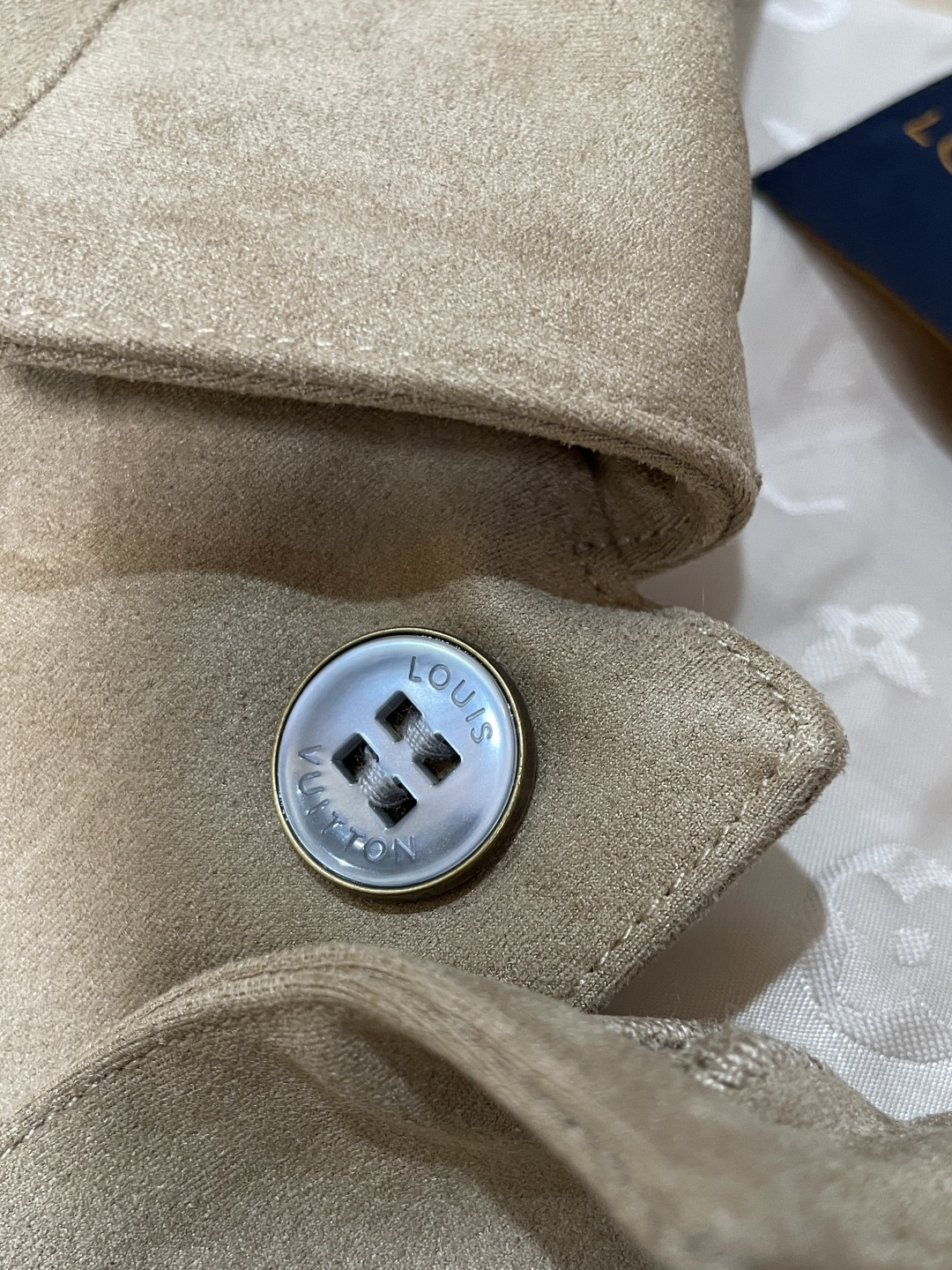 26春夏新款路易麂皮绒夹克，甄选意大利进口麂皮面料，表面呈现细腻绒感肌理，指尖抚过是软糯亲肤的温润触感，