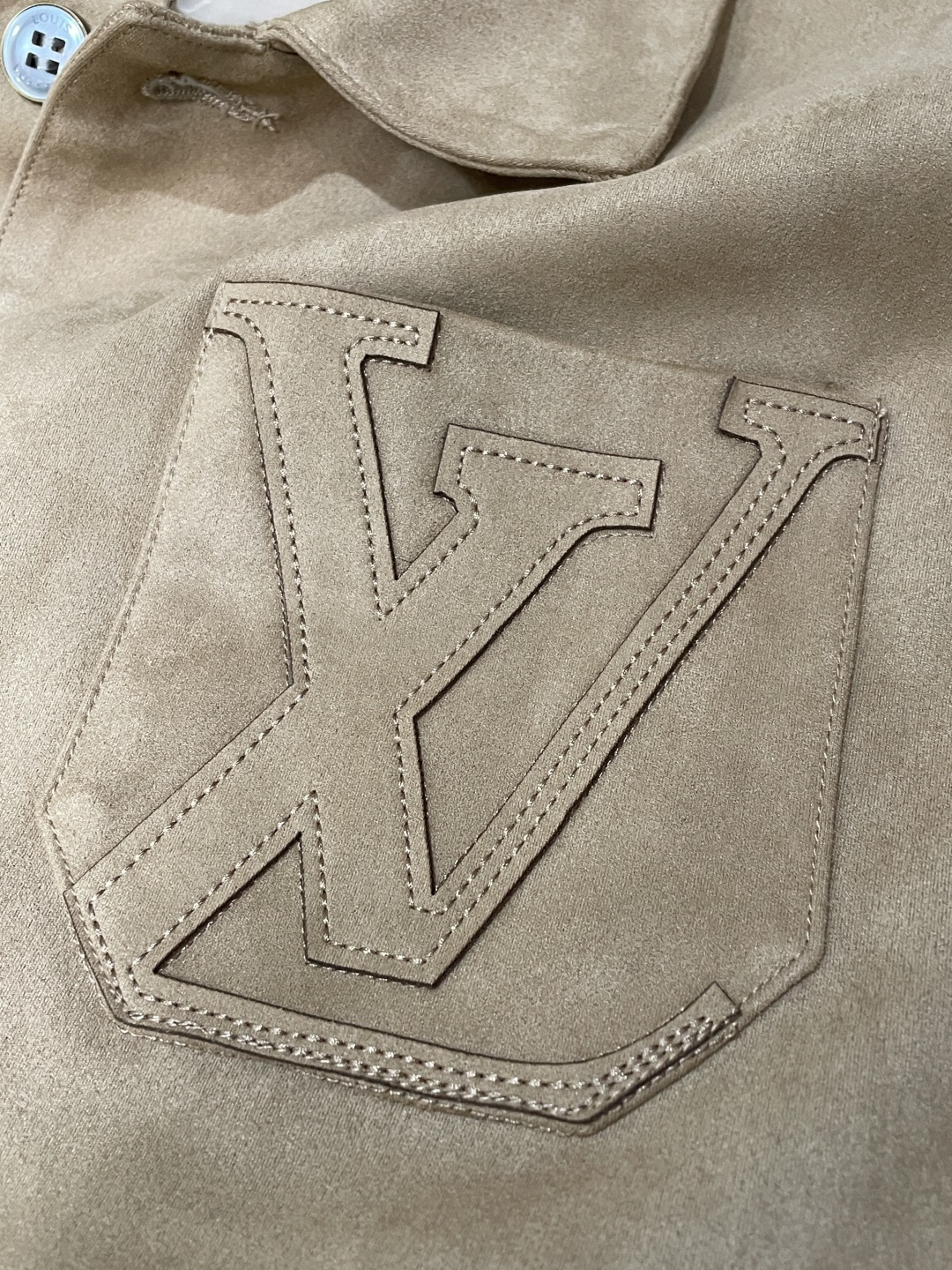 26春夏新款路易麂皮绒夹克，甄选意大利进口麂皮面料，表面呈现细腻绒感肌理，指尖抚过是软糯亲肤的温润触感，