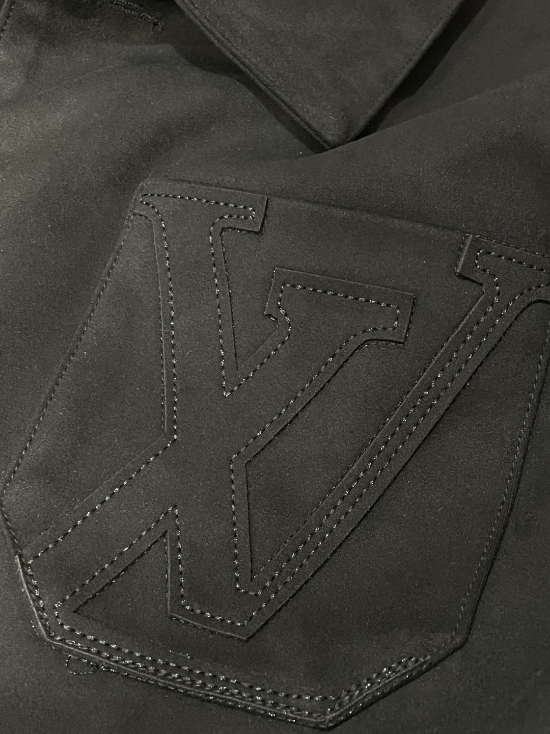 26春夏新款路易麂皮绒夹克，甄选意大利进口麂皮面料，表面呈现细腻绒感肌理，指尖抚过是软糯亲肤的温润触感，