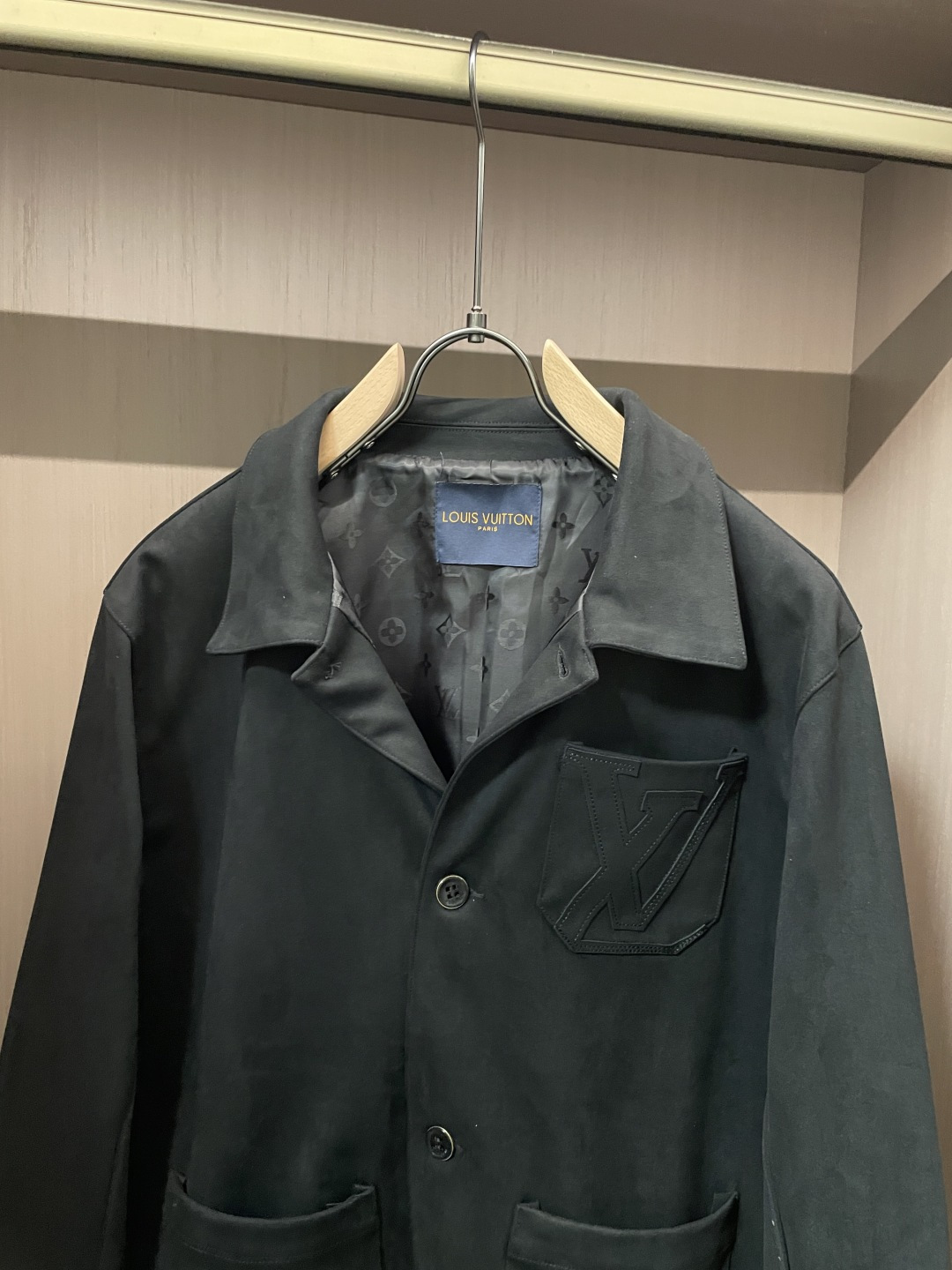 26春夏新款路易麂皮绒夹克，甄选意大利进口麂皮面料，表面呈现细腻绒感肌理，指尖抚过是软糯亲肤的温润触感，