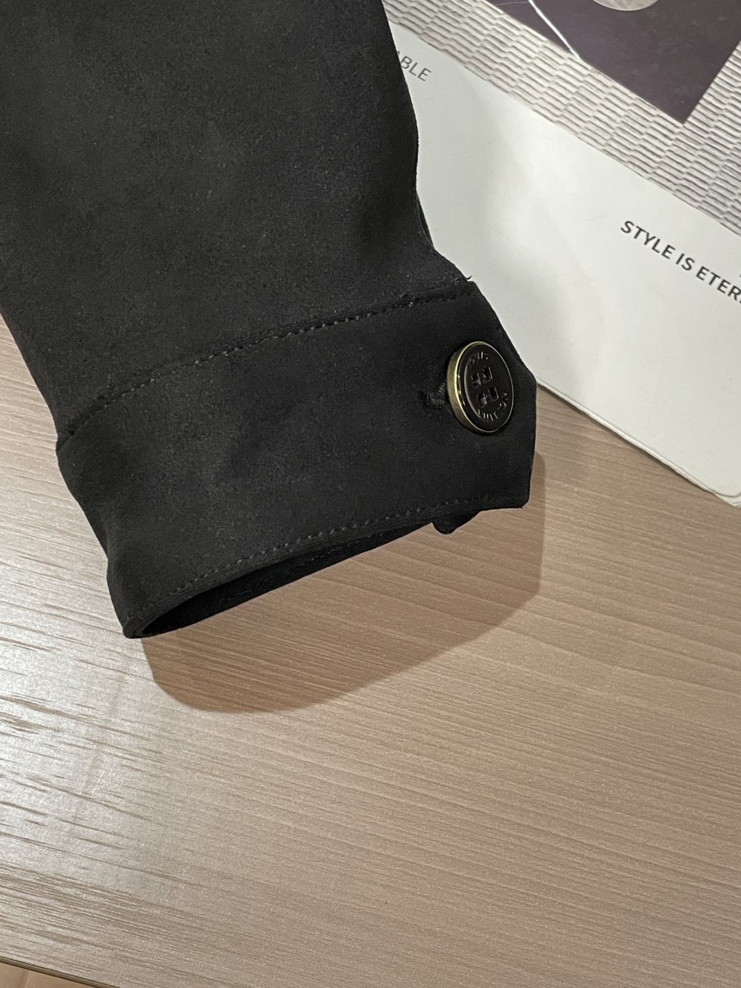 26春夏新款路易麂皮绒夹克，甄选意大利进口麂皮面料，表面呈现细腻绒感肌理，指尖抚过是软糯亲肤的温润触感，