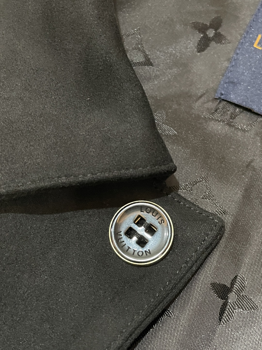 26春夏新款路易麂皮绒夹克，甄选意大利进口麂皮面料，表面呈现细腻绒感肌理，指尖抚过是软糯亲肤的温润触感，