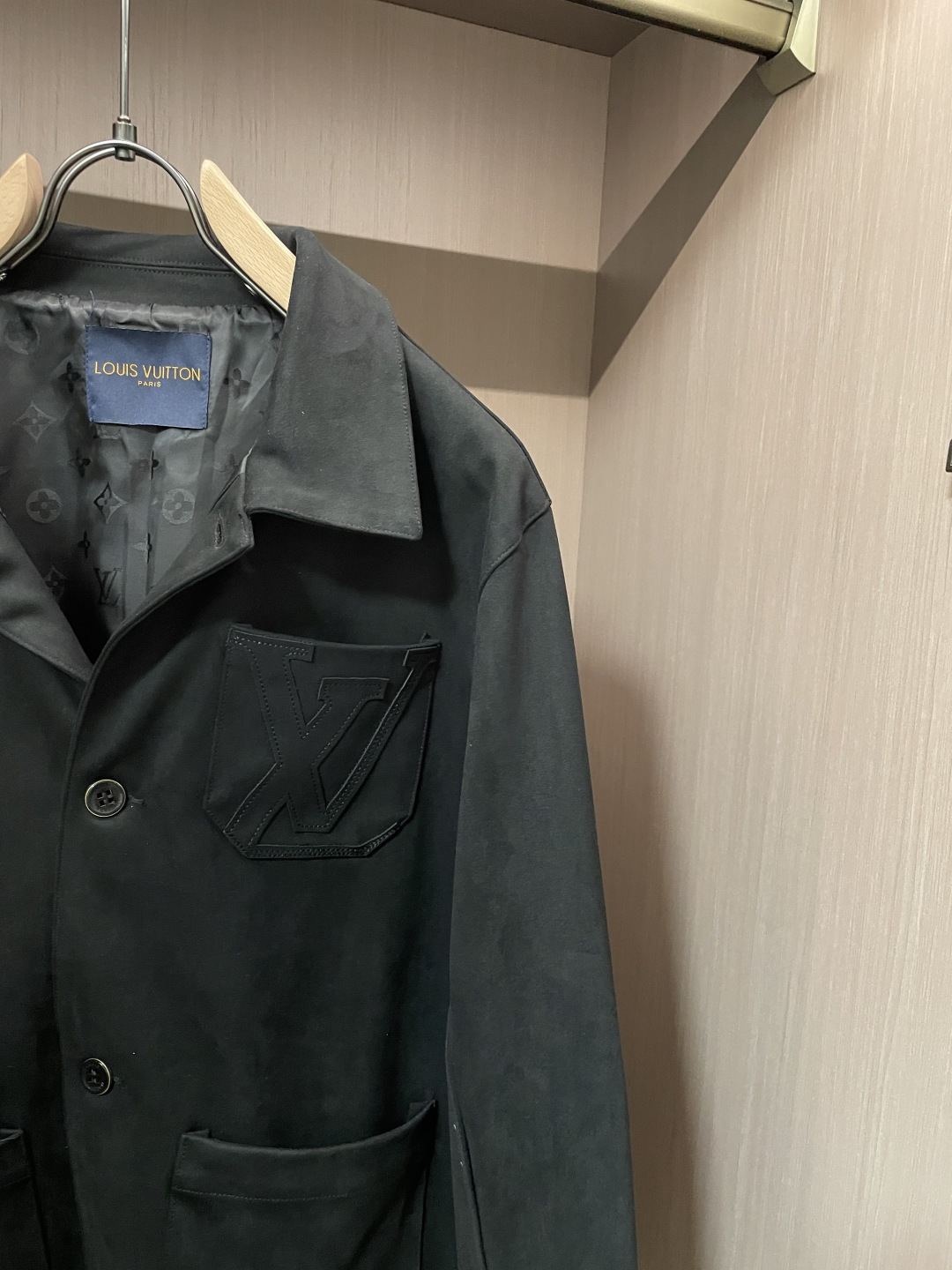 26春夏新款路易麂皮绒夹克，甄选意大利进口麂皮面料，表面呈现细腻绒感肌理，指尖抚过是软糯亲肤的温润触感，