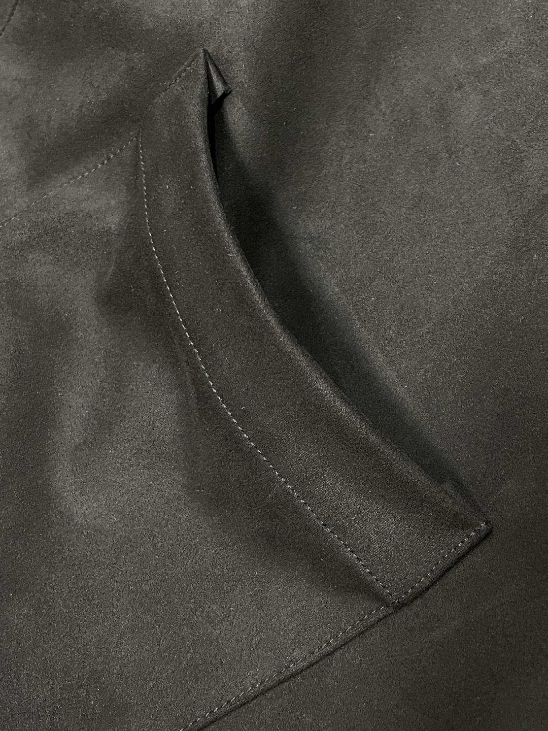 26春夏新款路易麂皮绒夹克，甄选意大利进口麂皮面料，表面呈现细腻绒感肌理，指尖抚过是软糯亲肤的温润触感，