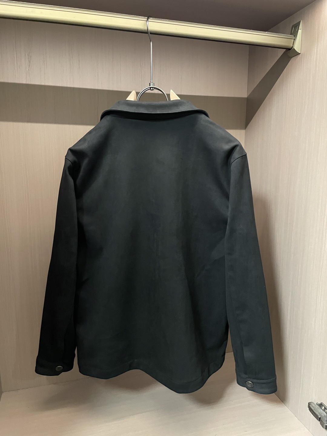 26春夏新款路易麂皮绒夹克，甄选意大利进口麂皮面料，表面呈现细腻绒感肌理，指尖抚过是软糯亲肤的温润触感，