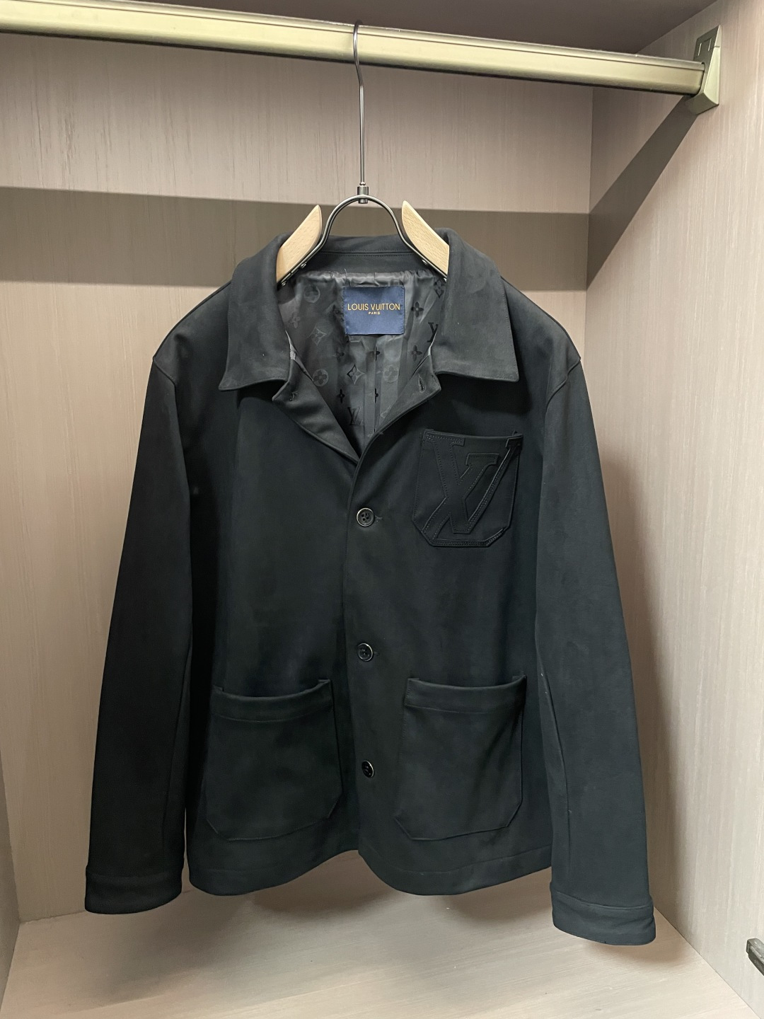 26春夏新款路易麂皮绒夹克，甄选意大利进口麂皮面料，表面呈现细腻绒感肌理，指尖抚过是软糯亲肤的温润触感，