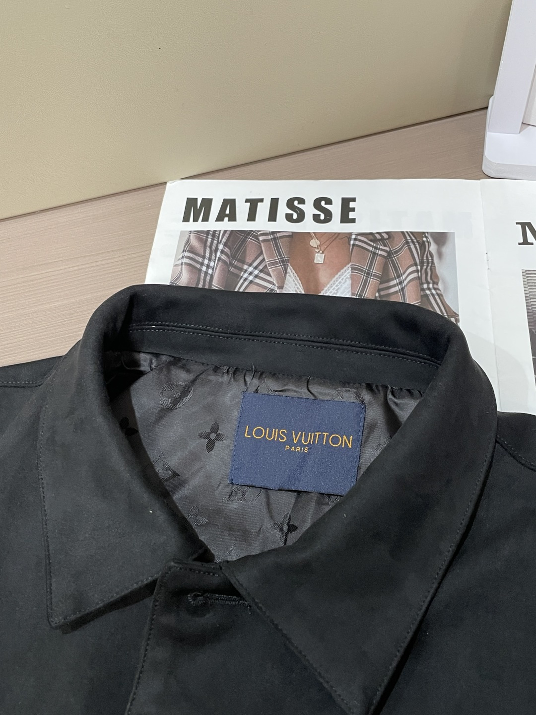 26春夏新款路易麂皮绒夹克，甄选意大利进口麂皮面料，表面呈现细腻绒感肌理，指尖抚过是软糯亲肤的温润触感，