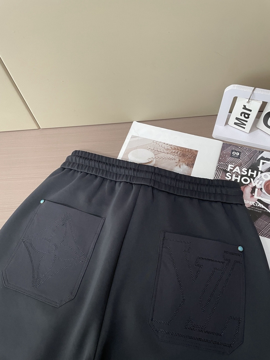 Lv 2026春夏最新休闲裤 潮人必备 版型超赞，能很好的修复各种腿型，非常个性！柔软排汗，舒适度极高。