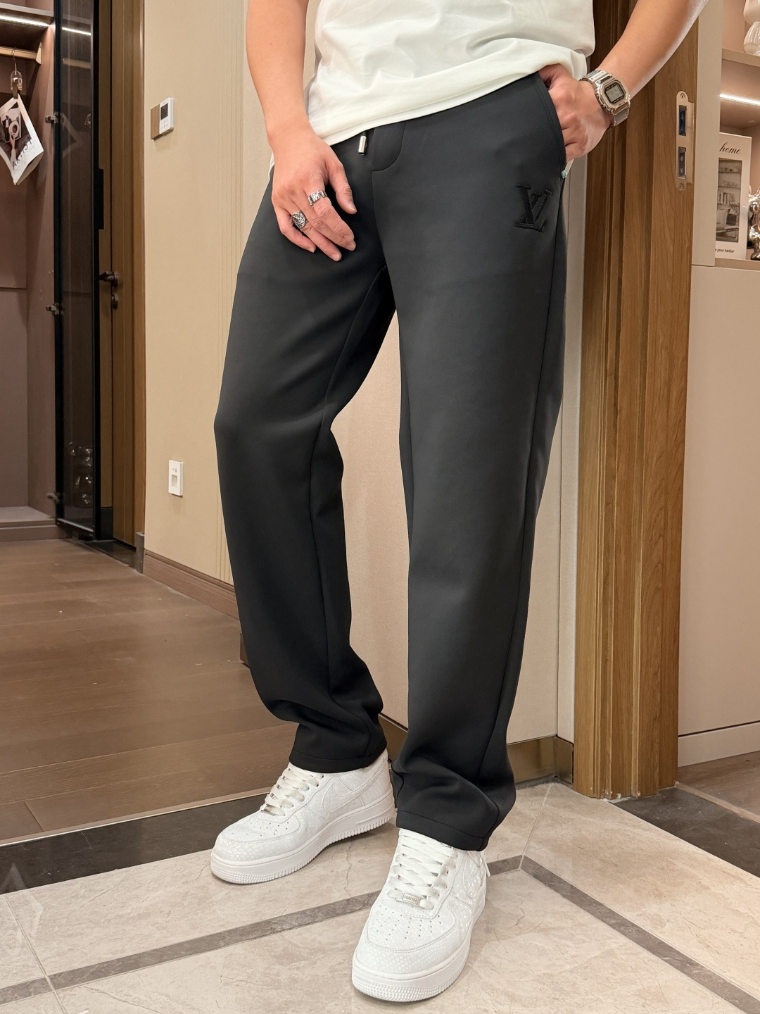 Lv 2026春夏最新休闲裤 潮人必备 版型超赞，能很好的修复各种腿型，非常个性！柔软排汗，舒适度极高。