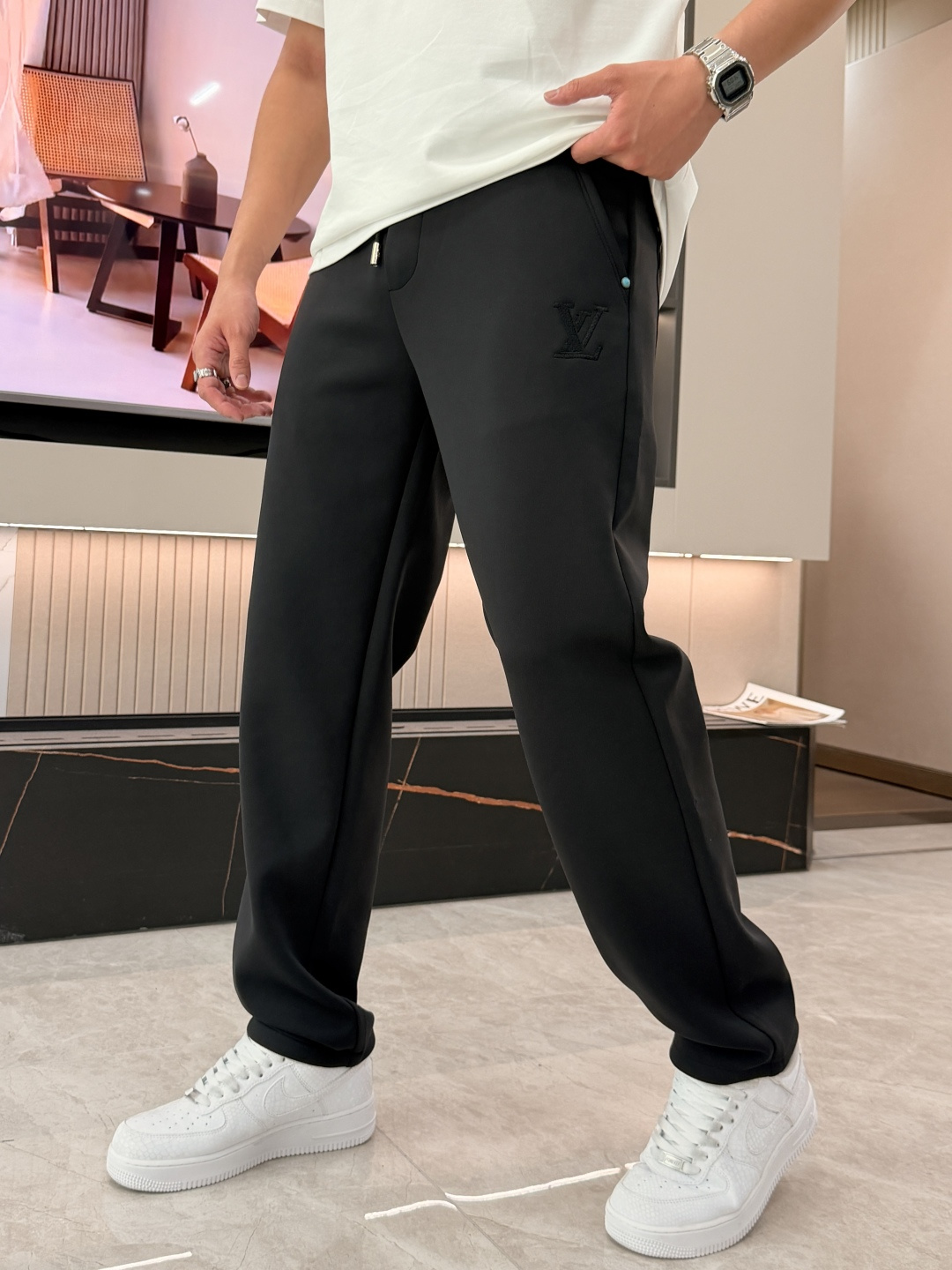 Lv 2026春夏最新休闲裤 潮人必备 版型超赞，能很好的修复各种腿型，非常个性！柔软排汗，舒适度极高。