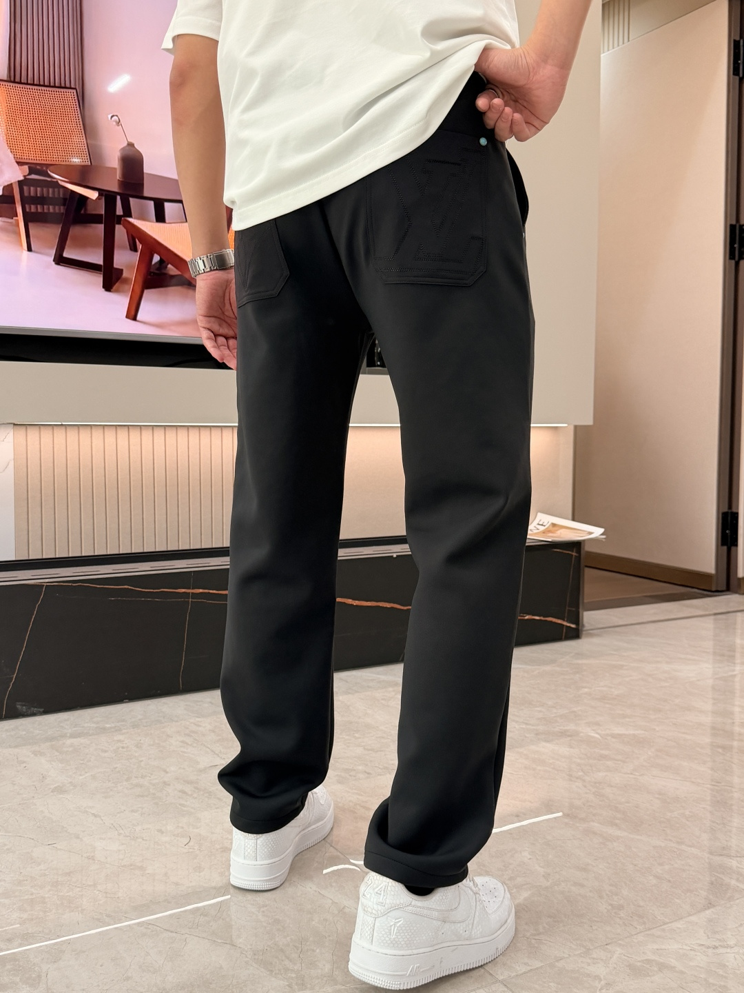 Lv 2026春夏最新休闲裤 潮人必备 版型超赞，能很好的修复各种腿型，非常个性！柔软排汗，舒适度极高。