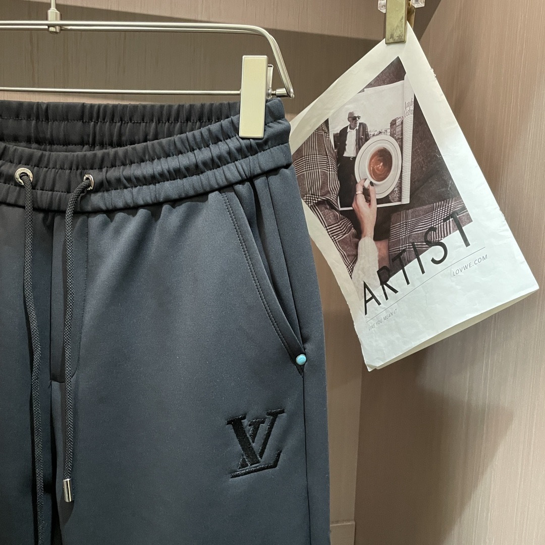 Lv 2026春夏最新休闲裤 潮人必备 版型超赞，能很好的修复各种腿型，非常个性！柔软排汗，舒适度极高。