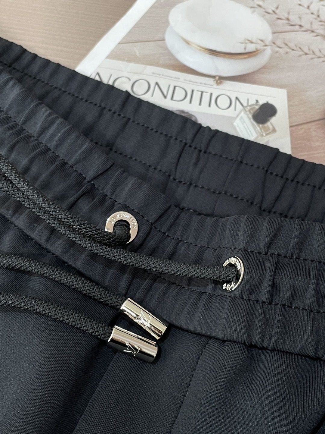 Lv 2026春夏最新休闲裤 潮人必备 版型超赞，能很好的修复各种腿型，非常个性！柔软排汗，舒适度极高。