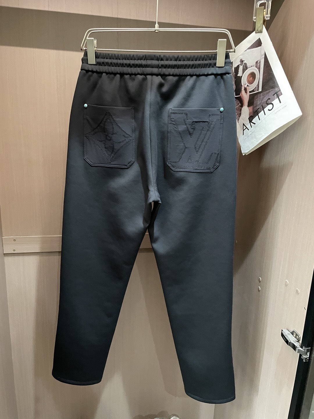 Lv 2026春夏最新休闲裤 潮人必备 版型超赞，能很好的修复各种腿型，非常个性！柔软排汗，舒适度极高。