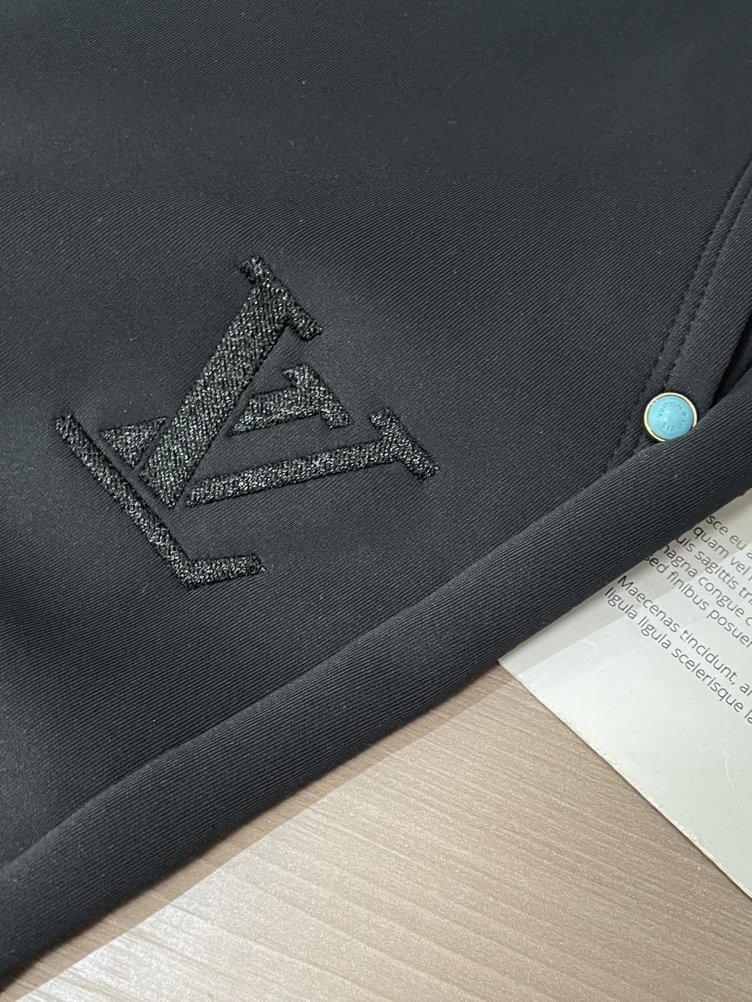 Lv 2026春夏最新休闲裤 潮人必备 版型超赞，能很好的修复各种腿型，非常个性！柔软排汗，舒适度极高。