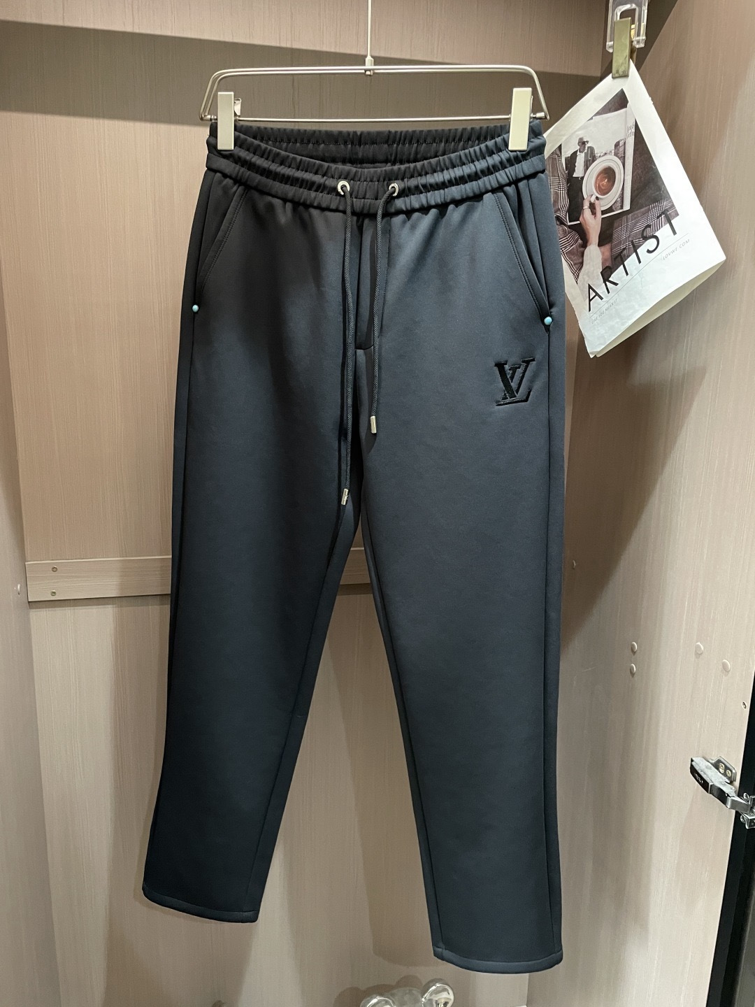 Lv 2026春夏最新休闲裤 潮人必备 版型超赞，能很好的修复各种腿型，非常个性！柔软排汗，舒适度极高。