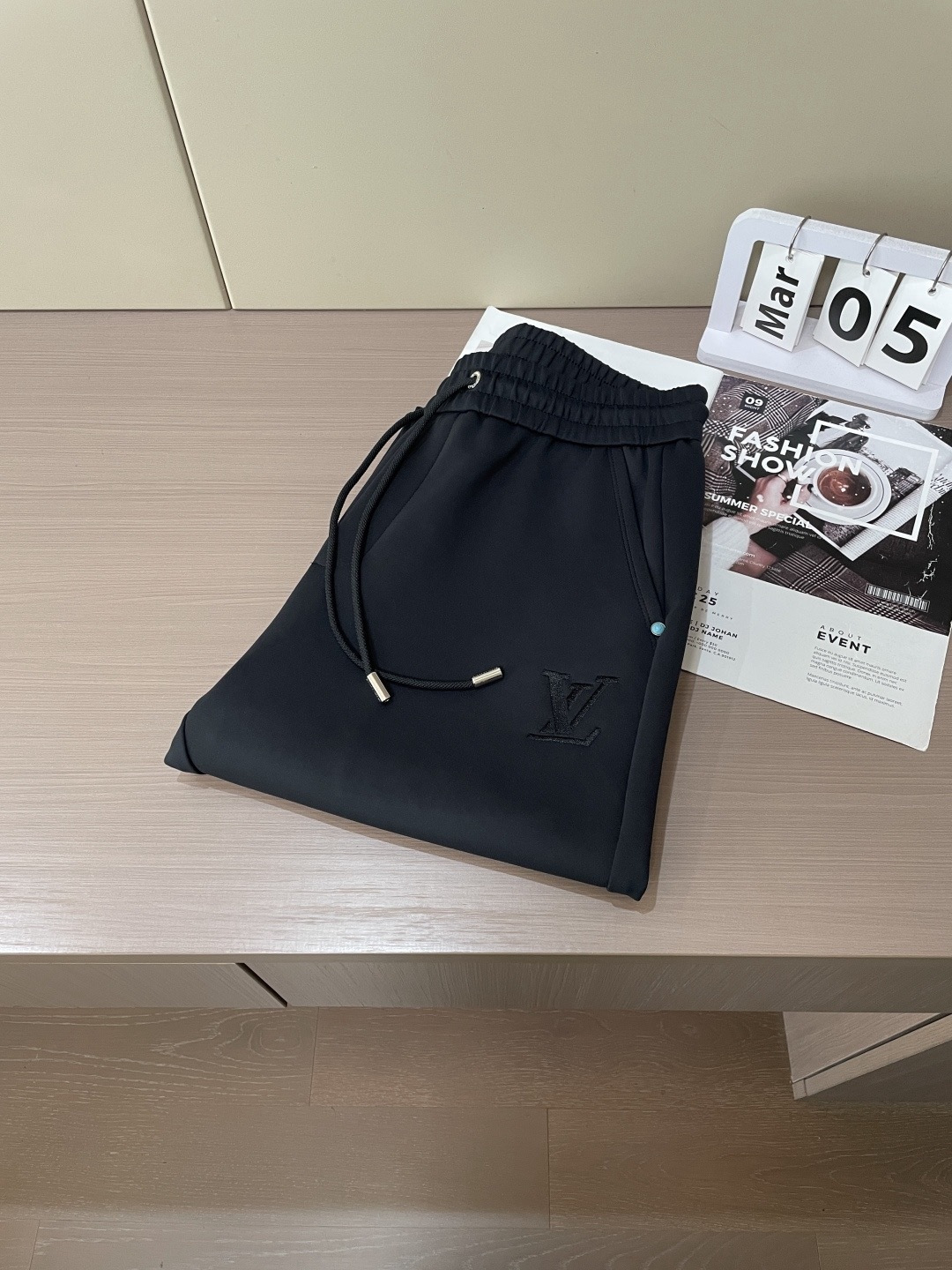 Lv 2026春夏最新休闲裤 潮人必备 版型超赞，能很好的修复各种腿型，非常个性！柔软排汗，舒适度极高。