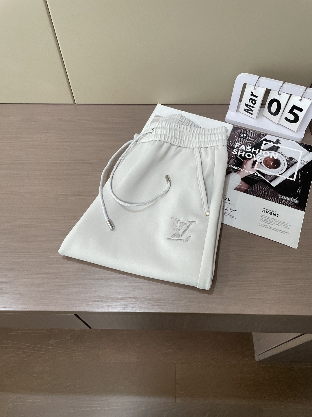 Lv 2026春夏最新休闲裤 潮人必备 版型超赞，能很好的修复各种腿型，非常个性！柔软排汗，舒适度极高。