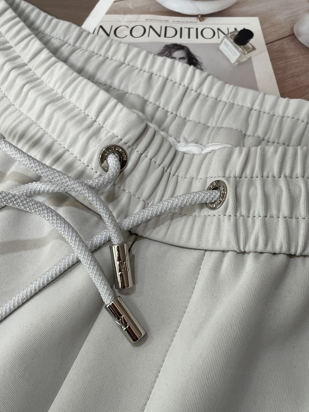 Lv 2026春夏最新休闲裤 潮人必备 版型超赞，能很好的修复各种腿型，非常个性！柔软排汗，舒适度极高。