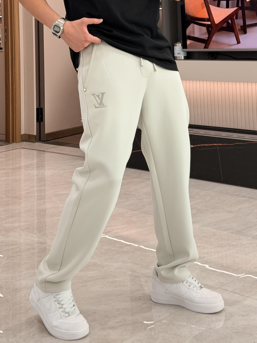 Lv 2026春夏最新休闲裤 潮人必备 版型超赞，能很好的修复各种腿型，非常个性！柔软排汗，舒适度极高。