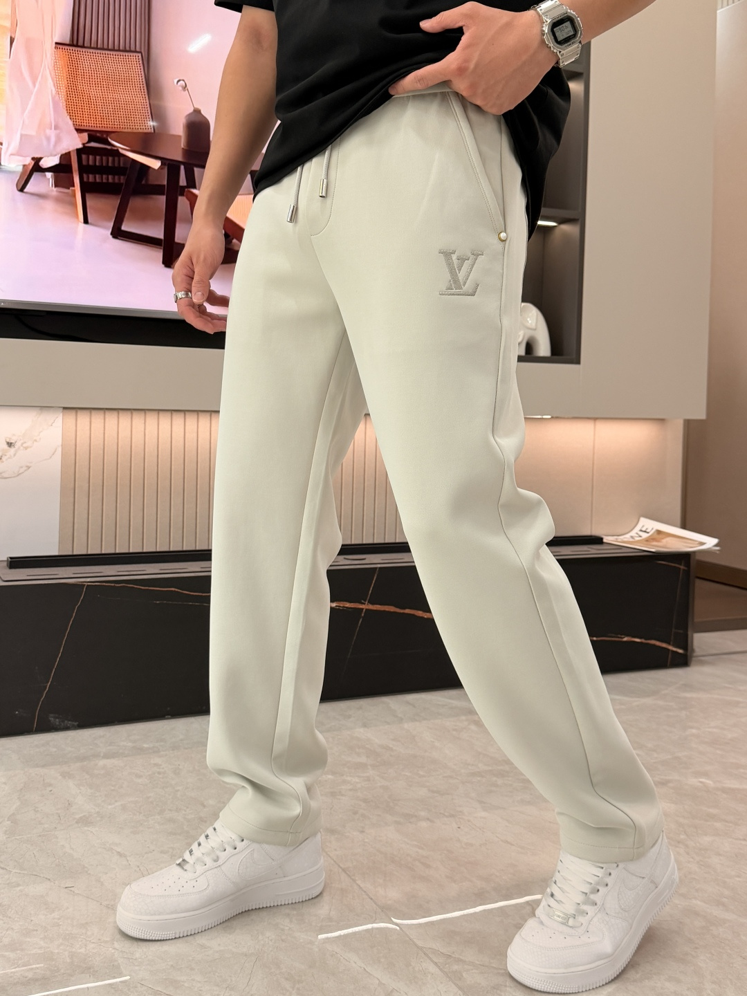 Lv 2026春夏最新休闲裤 潮人必备 版型超赞，能很好的修复各种腿型，非常个性！柔软排汗，舒适度极高。