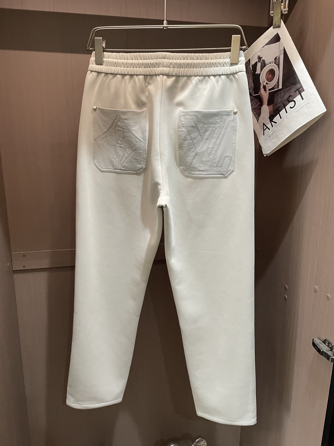 Lv 2026春夏最新休闲裤 潮人必备 版型超赞，能很好的修复各种腿型，非常个性！柔软排汗，舒适度极高。