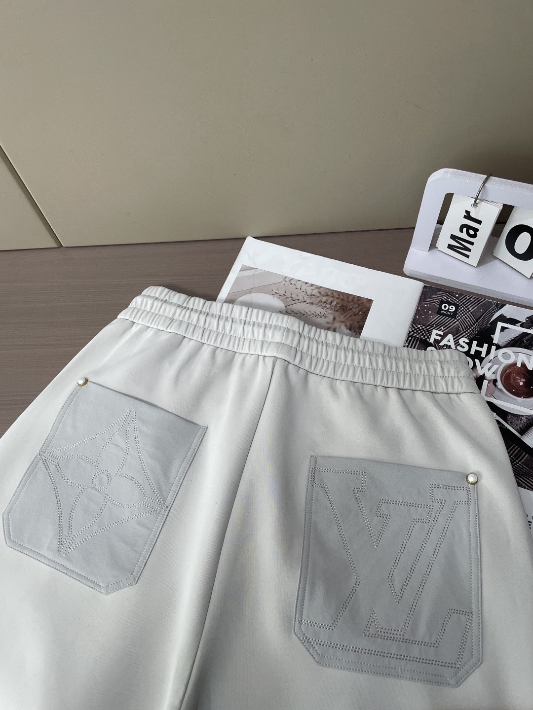 Lv 2026春夏最新休闲裤 潮人必备 版型超赞，能很好的修复各种腿型，非常个性！柔软排汗，舒适度极高。