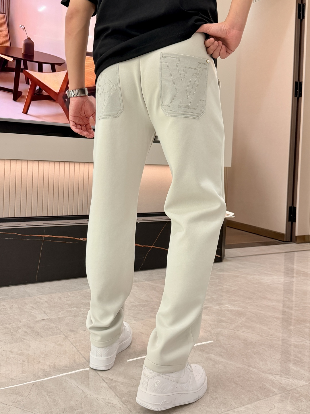 Lv 2026春夏最新休闲裤 潮人必备 版型超赞，能很好的修复各种腿型，非常个性！柔软排汗，舒适度极高。