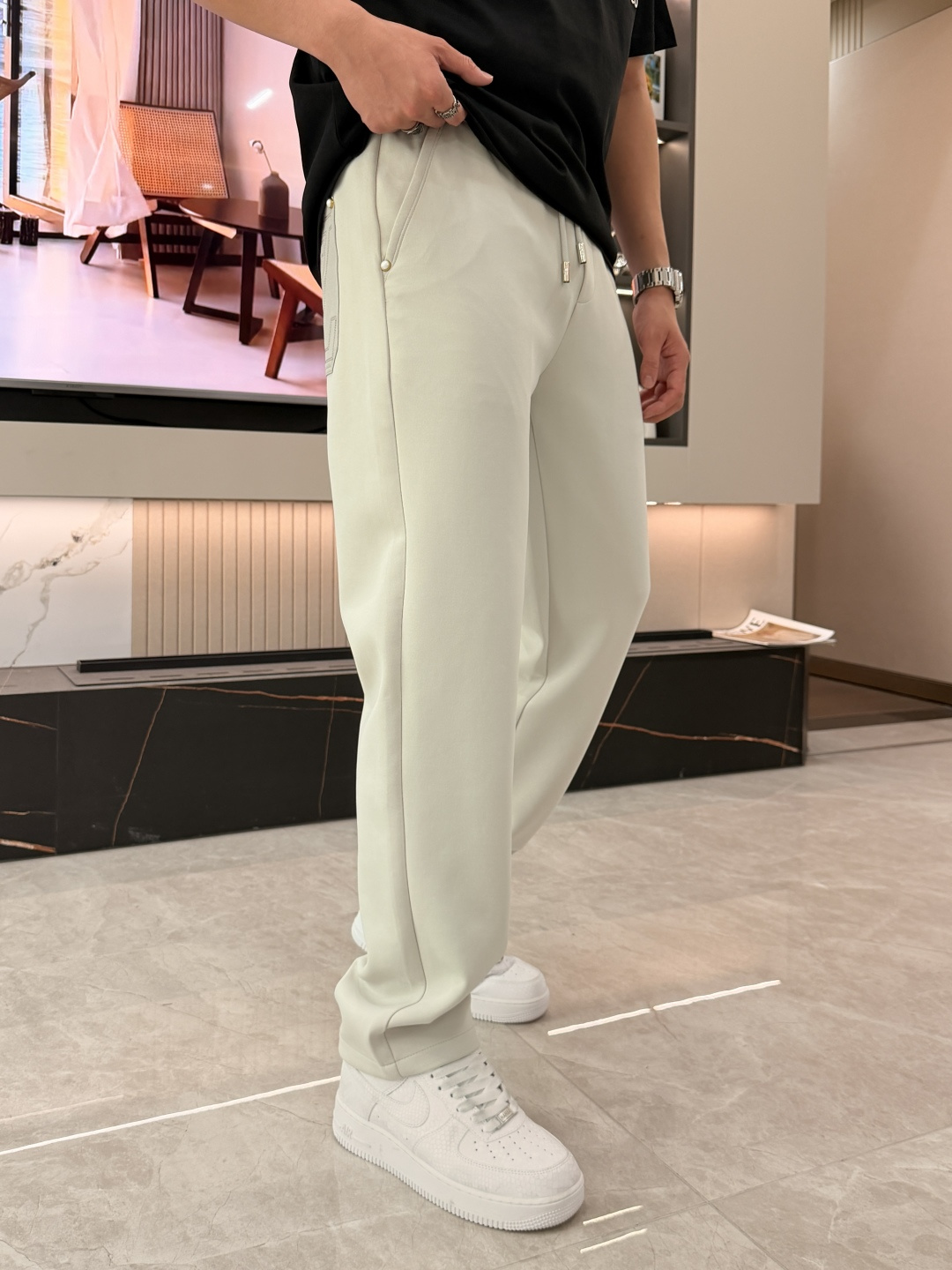 Lv 2026春夏最新休闲裤 潮人必备 版型超赞，能很好的修复各种腿型，非常个性！柔软排汗，舒适度极高。