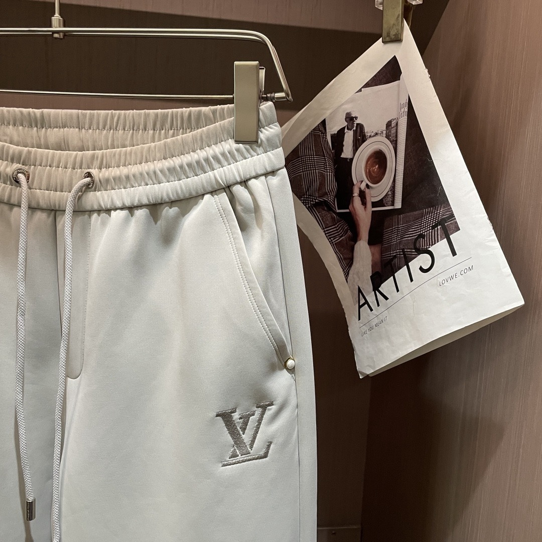 Lv 2026春夏最新休闲裤 潮人必备 版型超赞，能很好的修复各种腿型，非常个性！柔软排汗，舒适度极高。