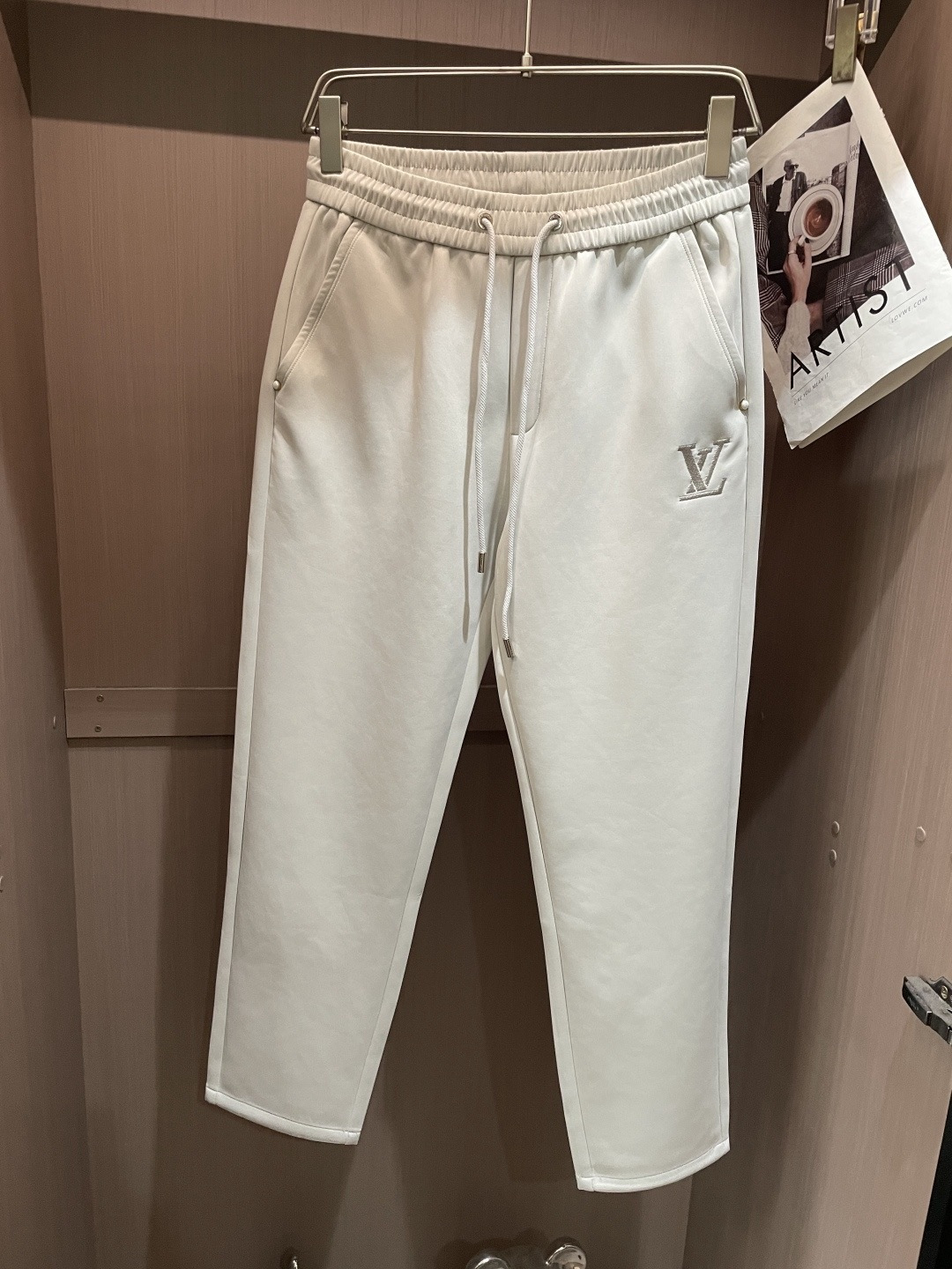 Lv 2026春夏最新休闲裤 潮人必备 版型超赞，能很好的修复各种腿型，非常个性！柔软排汗，舒适度极高。