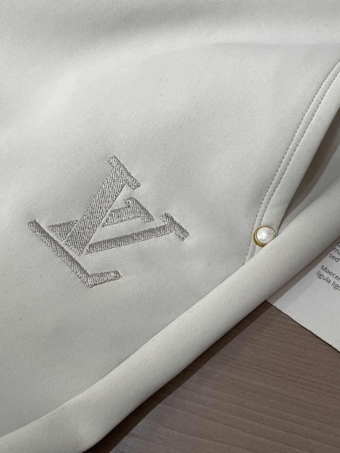 Lv 2026春夏最新休闲裤 潮人必备 版型超赞，能很好的修复各种腿型，非常个性！柔软排汗，舒适度极高。