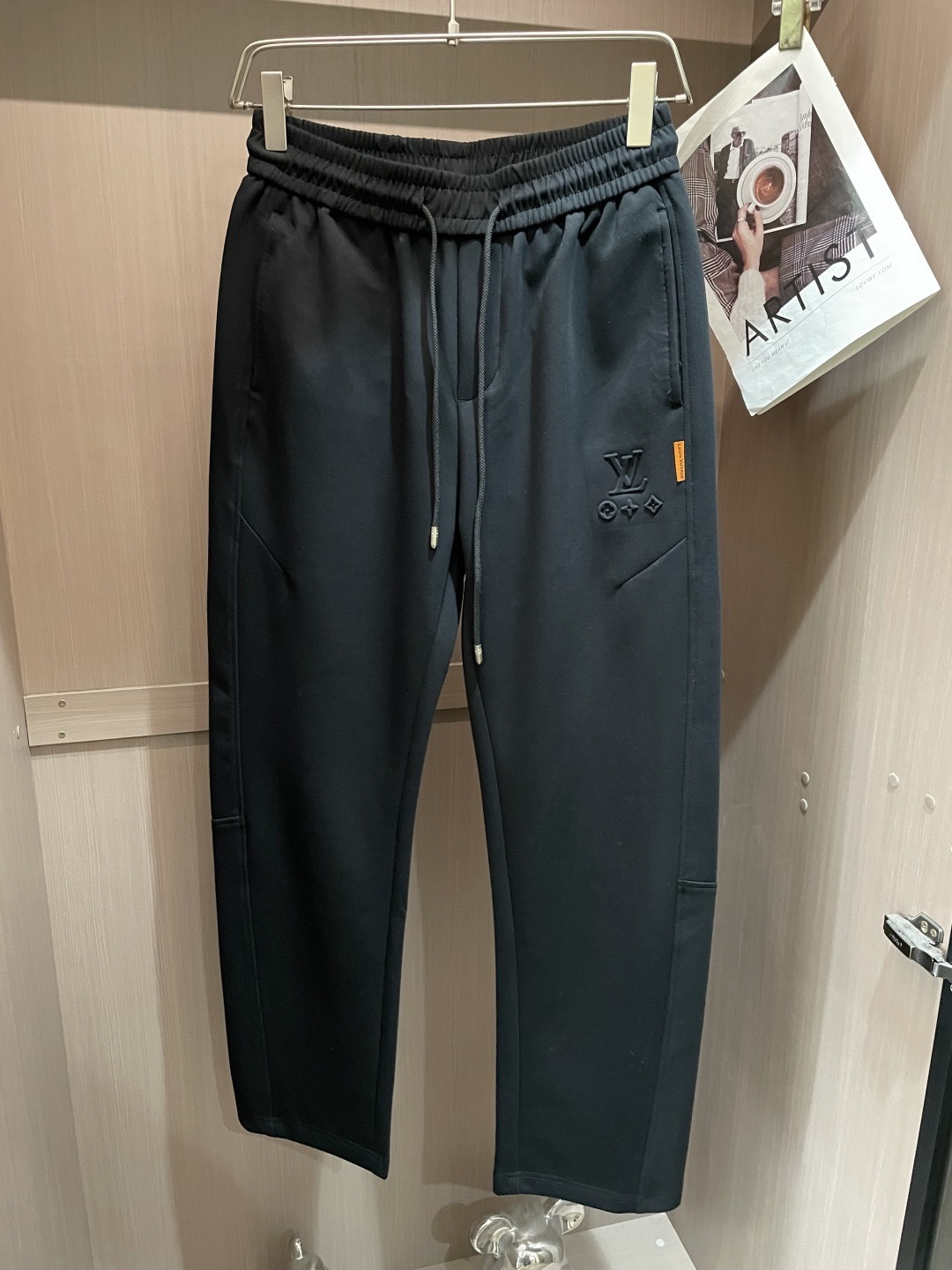 Lv 2026春夏最新休闲裤 潮人必备 版型超赞，能很好的修复各种腿型，非常个性！柔软排汗，舒适度极高。