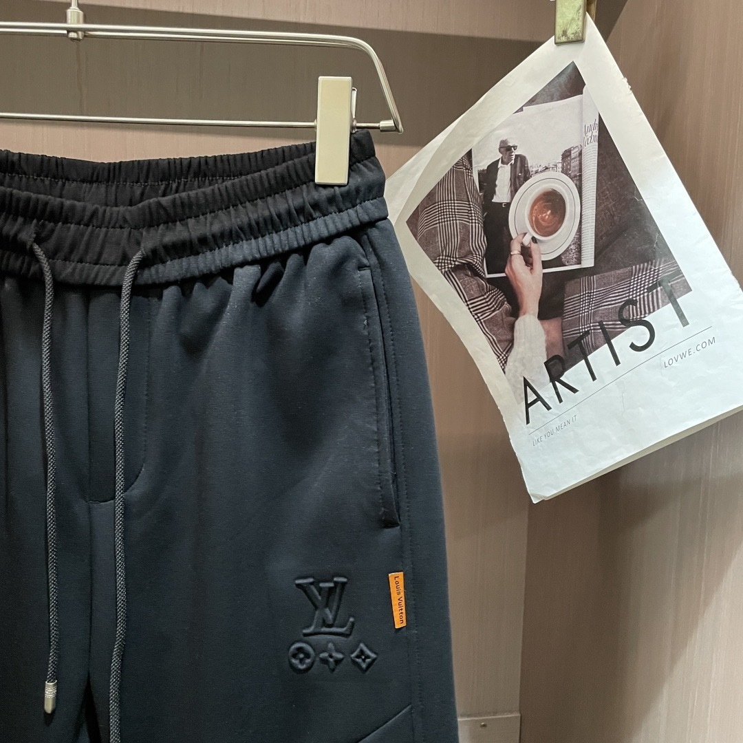 Lv 2026春夏最新休闲裤 潮人必备 版型超赞，能很好的修复各种腿型，非常个性！柔软排汗，舒适度极高。