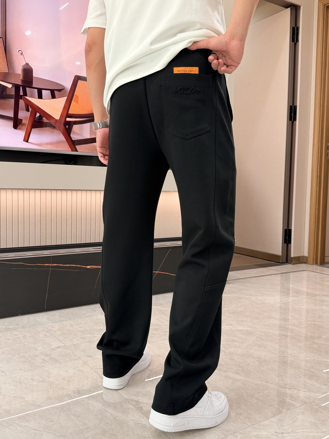 Lv 2026春夏最新休闲裤 潮人必备 版型超赞，能很好的修复各种腿型，非常个性！柔软排汗，舒适度极高。