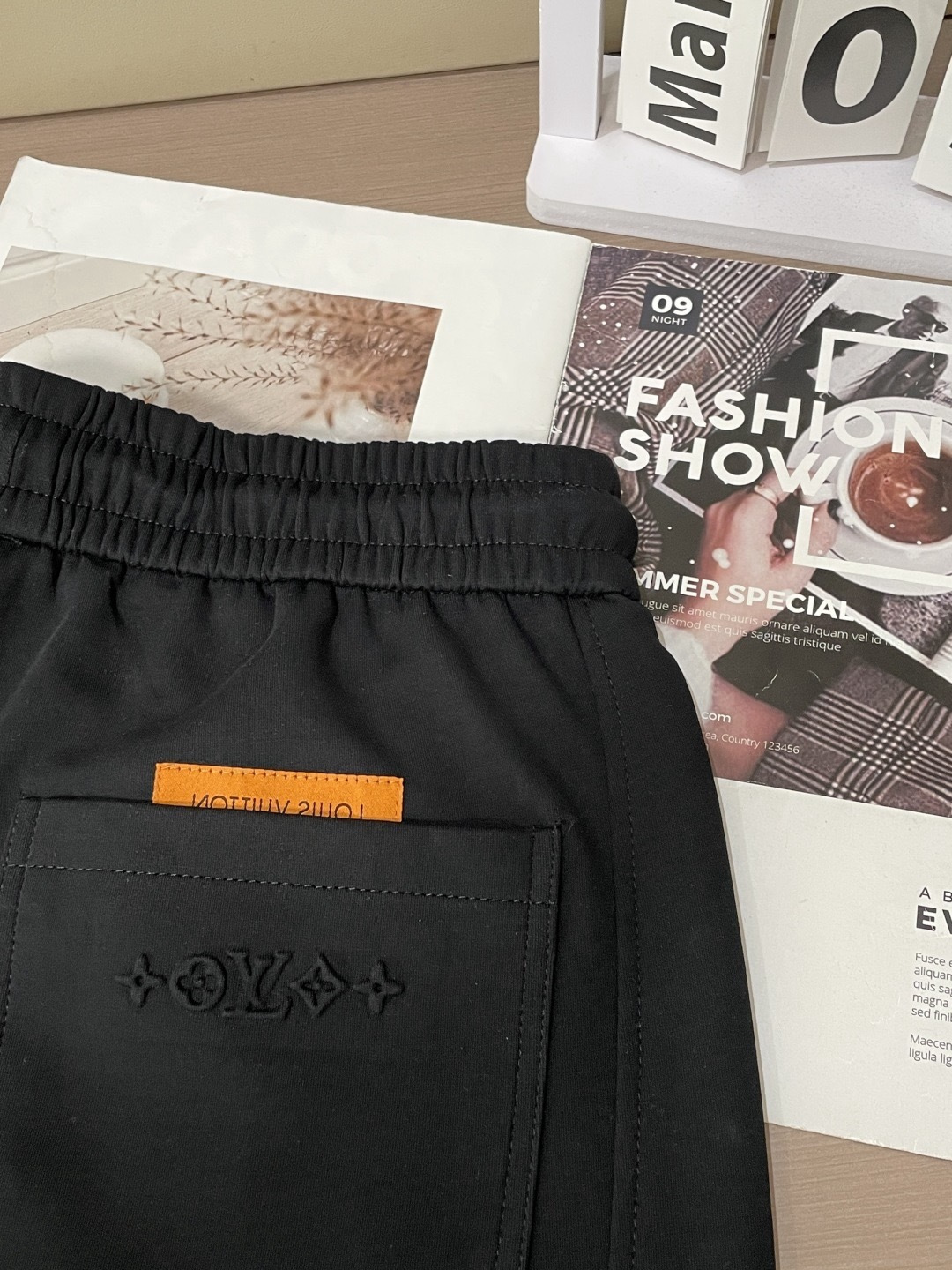 Lv 2026春夏最新休闲裤 潮人必备 版型超赞，能很好的修复各种腿型，非常个性！柔软排汗，舒适度极高。