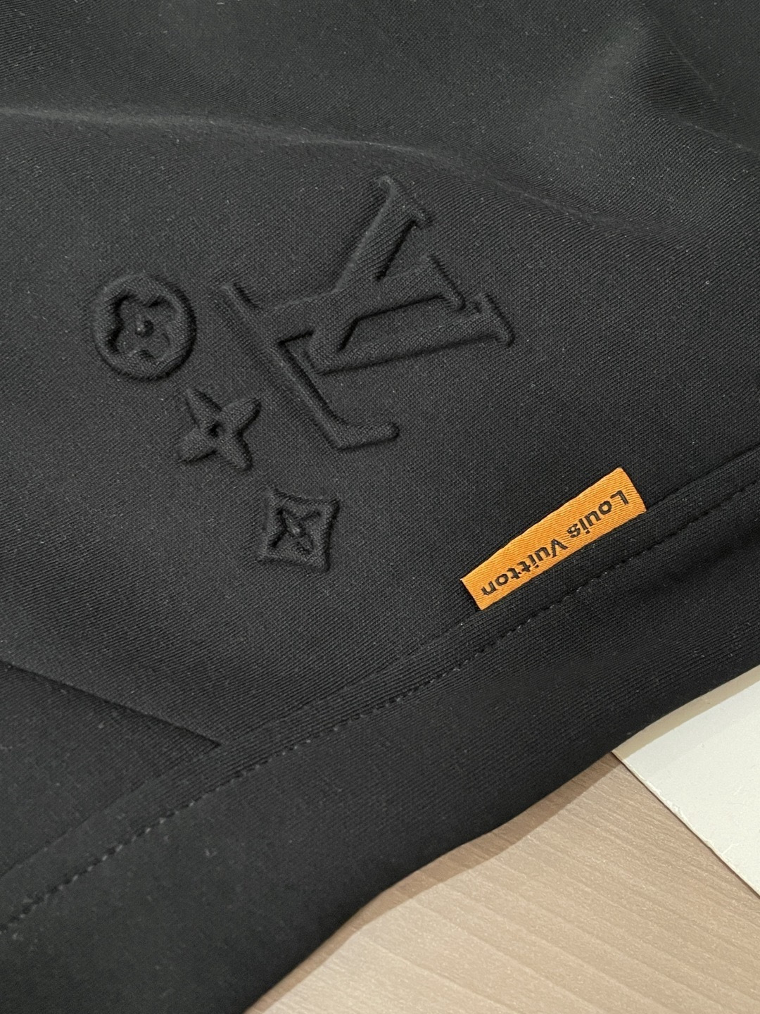 Lv 2026春夏最新休闲裤 潮人必备 版型超赞，能很好的修复各种腿型，非常个性！柔软排汗，舒适度极高。