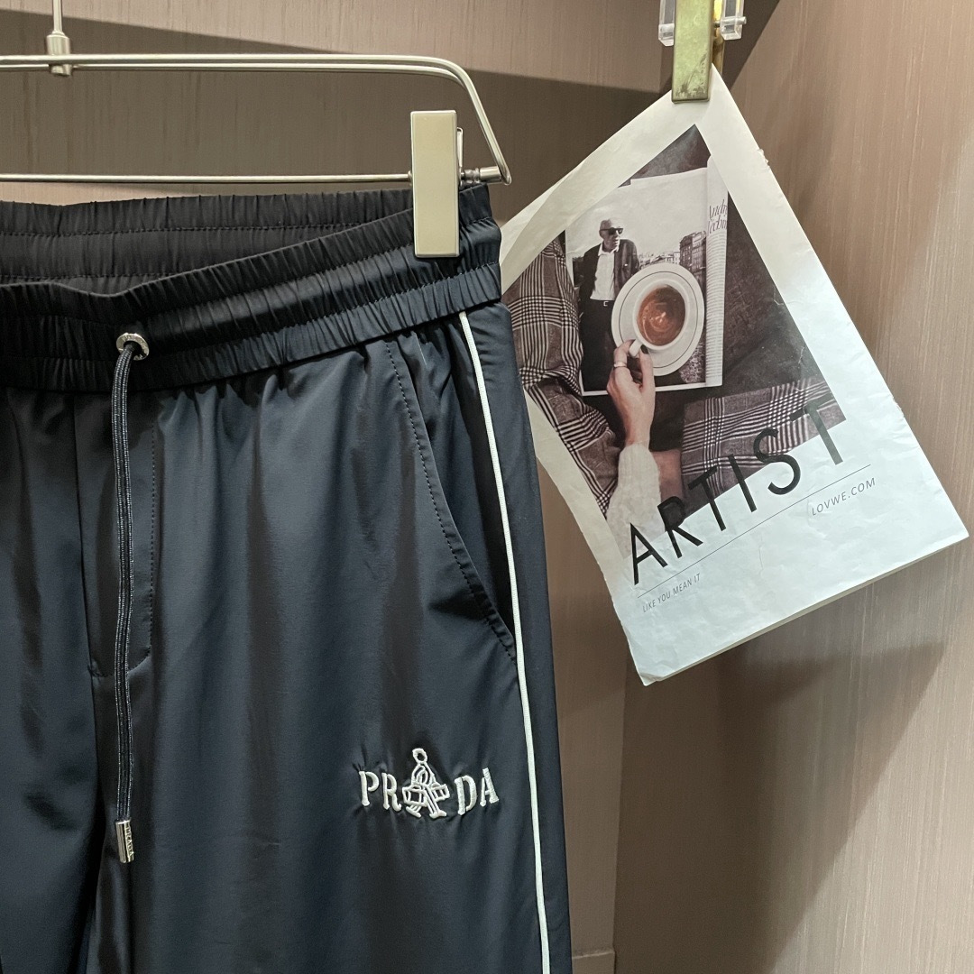 Prad 2026春夏最新休闲裤 潮人必备 版型超赞，能很好的修复各种腿型，非常个性！柔软排汗，舒适度极