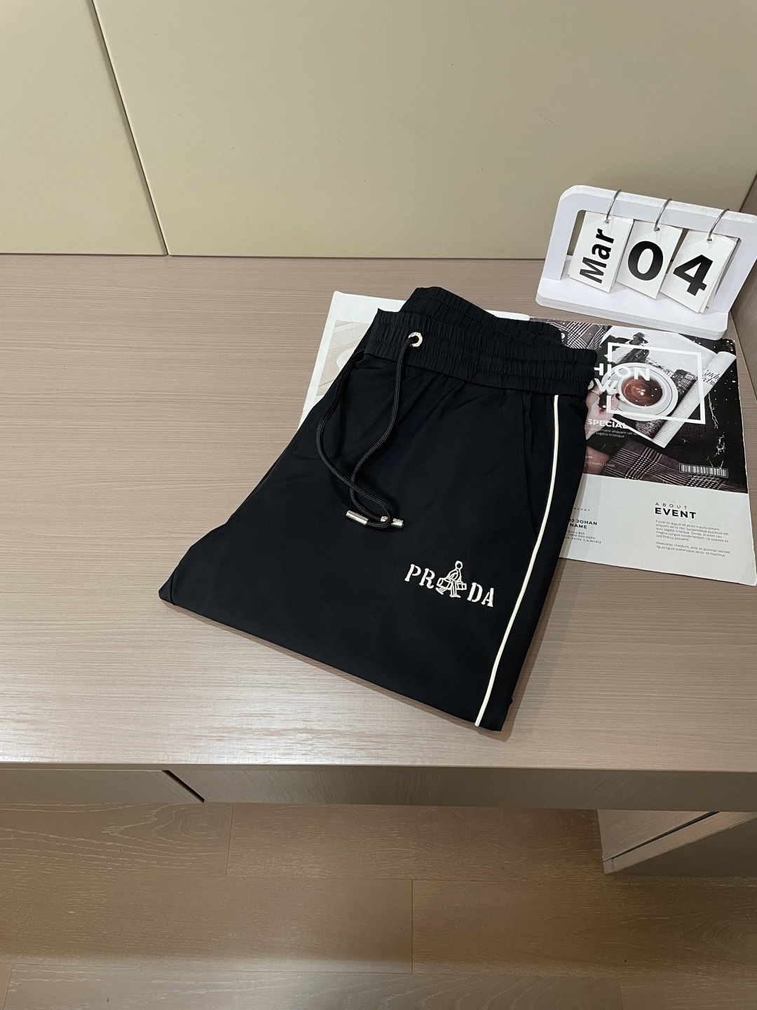 Prad 2026春夏最新休闲裤 潮人必备 版型超赞，能很好的修复各种腿型，非常个性！柔软排汗，舒适度极
