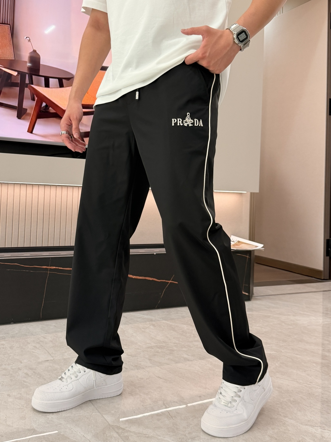 Prad 2026春夏最新休闲裤 潮人必备 版型超赞，能很好的修复各种腿型，非常个性！柔软排汗，舒适度极