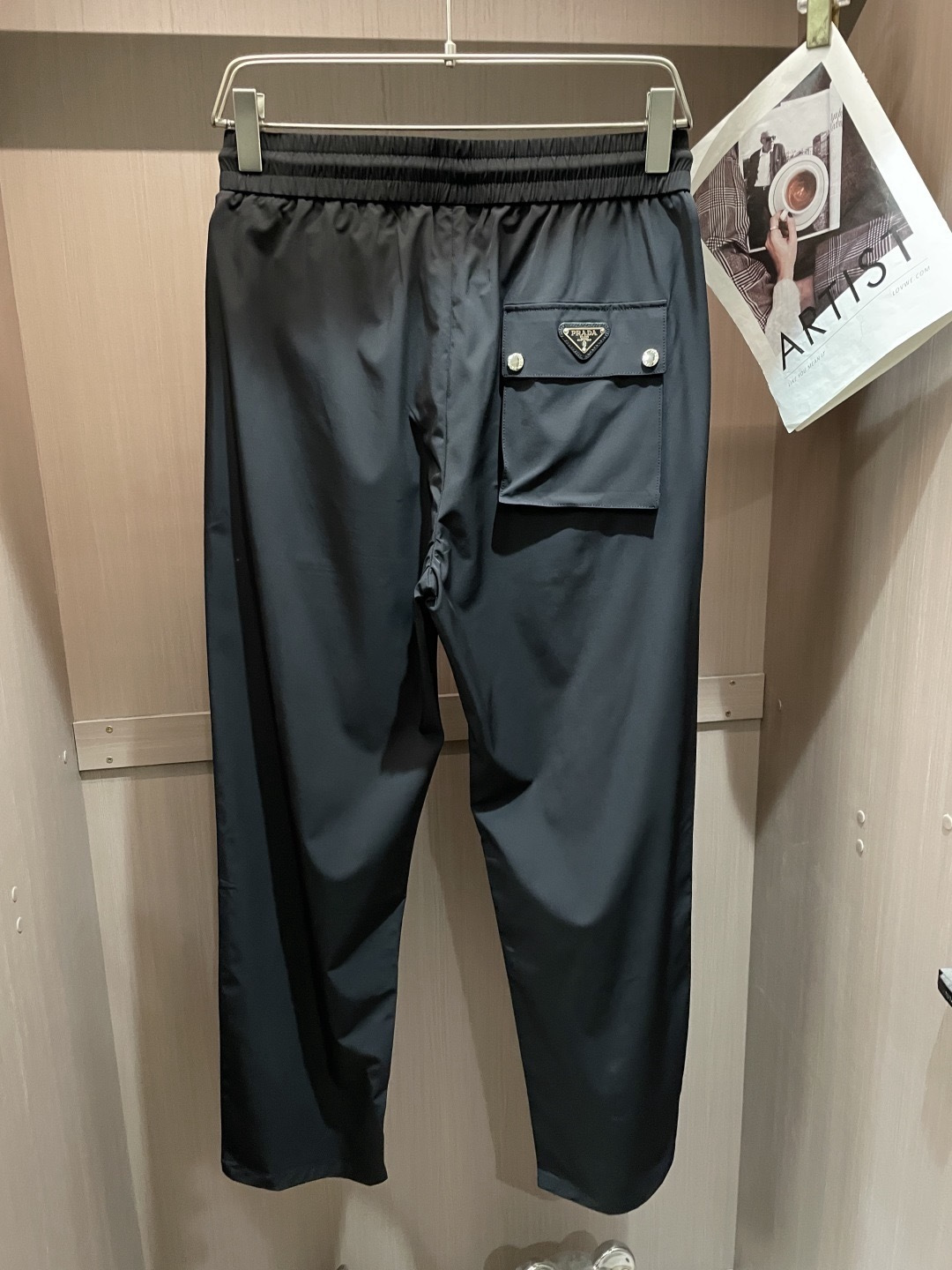 Prad 2026春夏最新休闲裤 潮人必备 版型超赞，能很好的修复各种腿型，非常个性！柔软排汗，舒适度极