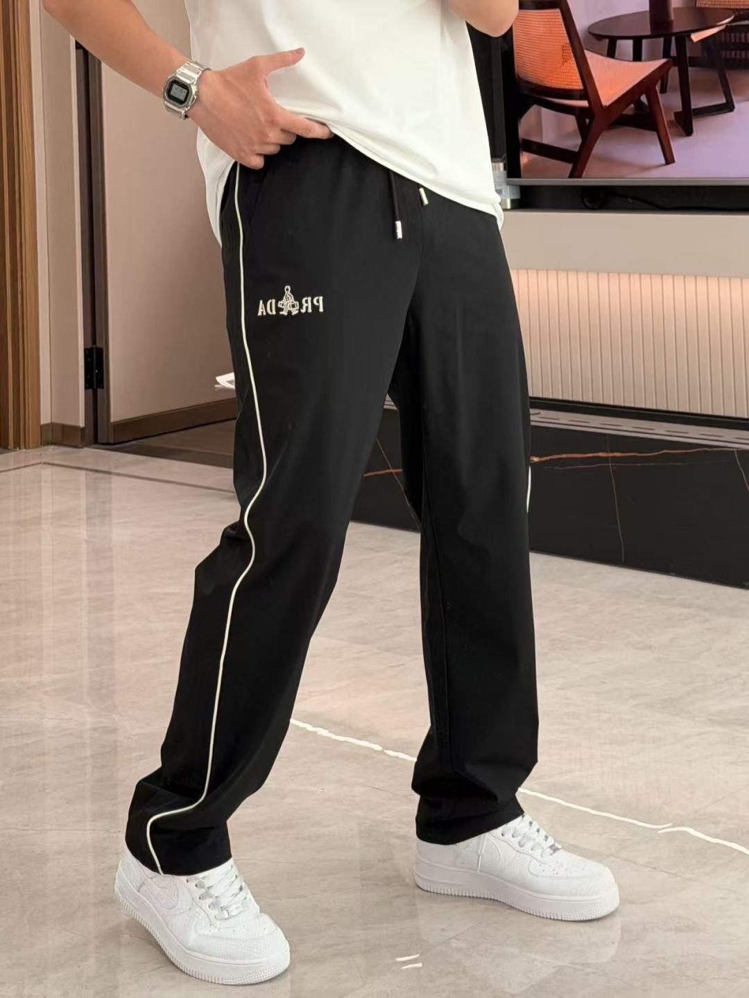 Prad 2026春夏最新休闲裤 潮人必备 版型超赞，能很好的修复各种腿型，非常个性！柔软排汗，舒适度极