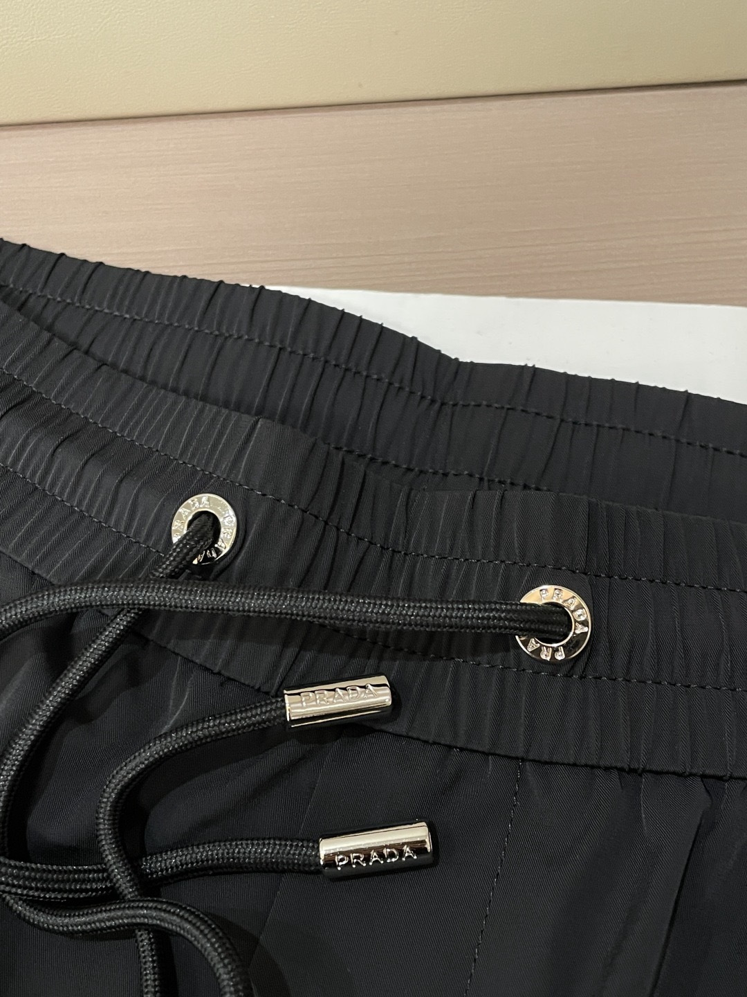 Prad 2026春夏最新休闲裤 潮人必备 版型超赞，能很好的修复各种腿型，非常个性！柔软排汗，舒适度极