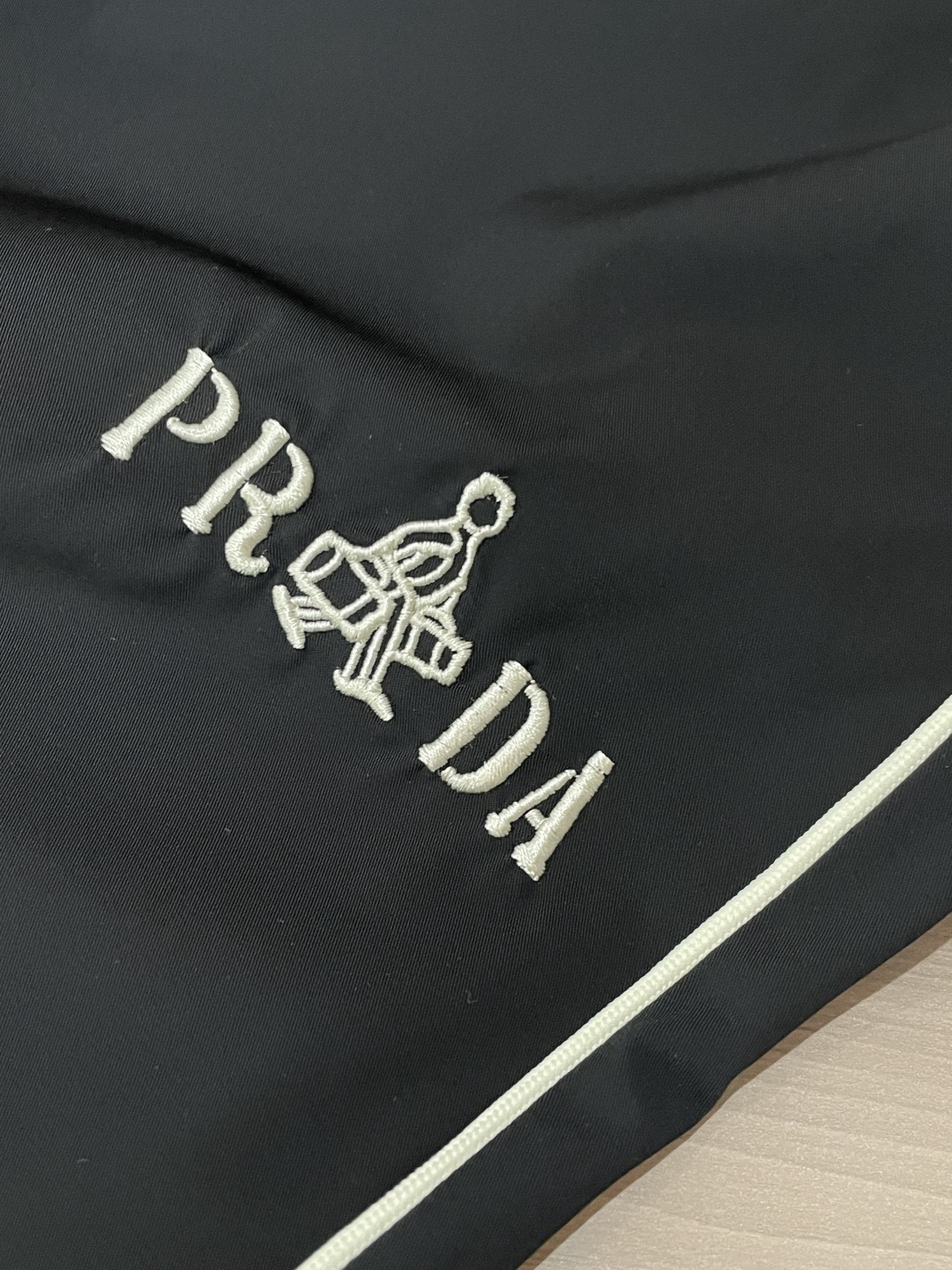 Prad 2026春夏最新休闲裤 潮人必备 版型超赞，能很好的修复各种腿型，非常个性！柔软排汗，舒适度极