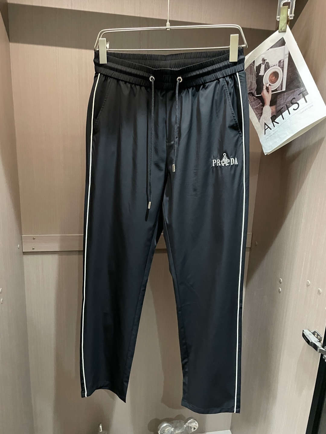 Prad 2026春夏最新休闲裤 潮人必备 版型超赞，能很好的修复各种腿型，非常个性！柔软排汗，舒适度极