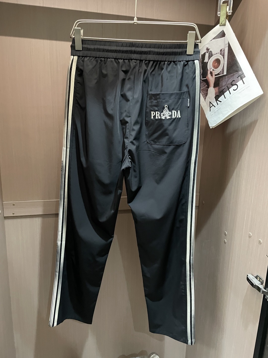 Prad 2026春夏最新休闲裤 潮人必备 版型超赞，能很好的修复各种腿型，非常个性！柔软排汗，舒适度极