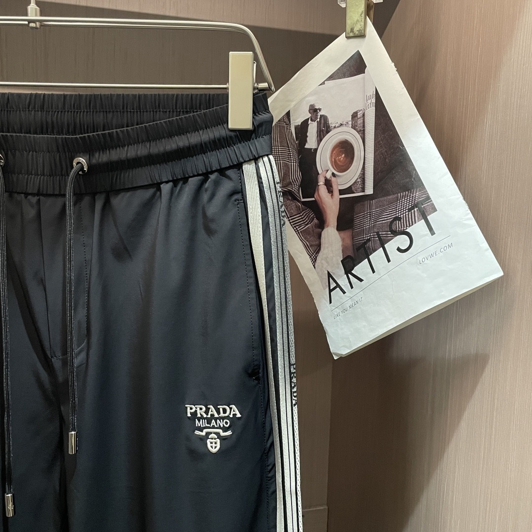 Prad 2026春夏最新休闲裤 潮人必备 版型超赞，能很好的修复各种腿型，非常个性！柔软排汗，舒适度极